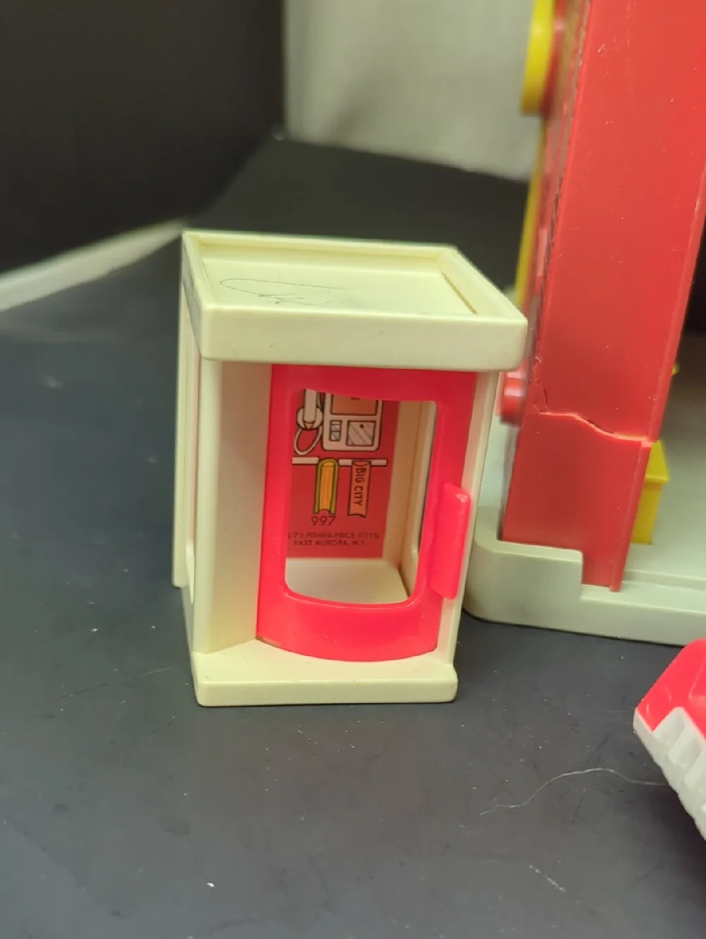 1979 VINTAGE WORKING FISHER PRICE PLAY FAMILY FIRE STATION #928 w/accessories - Picture 3 of 16